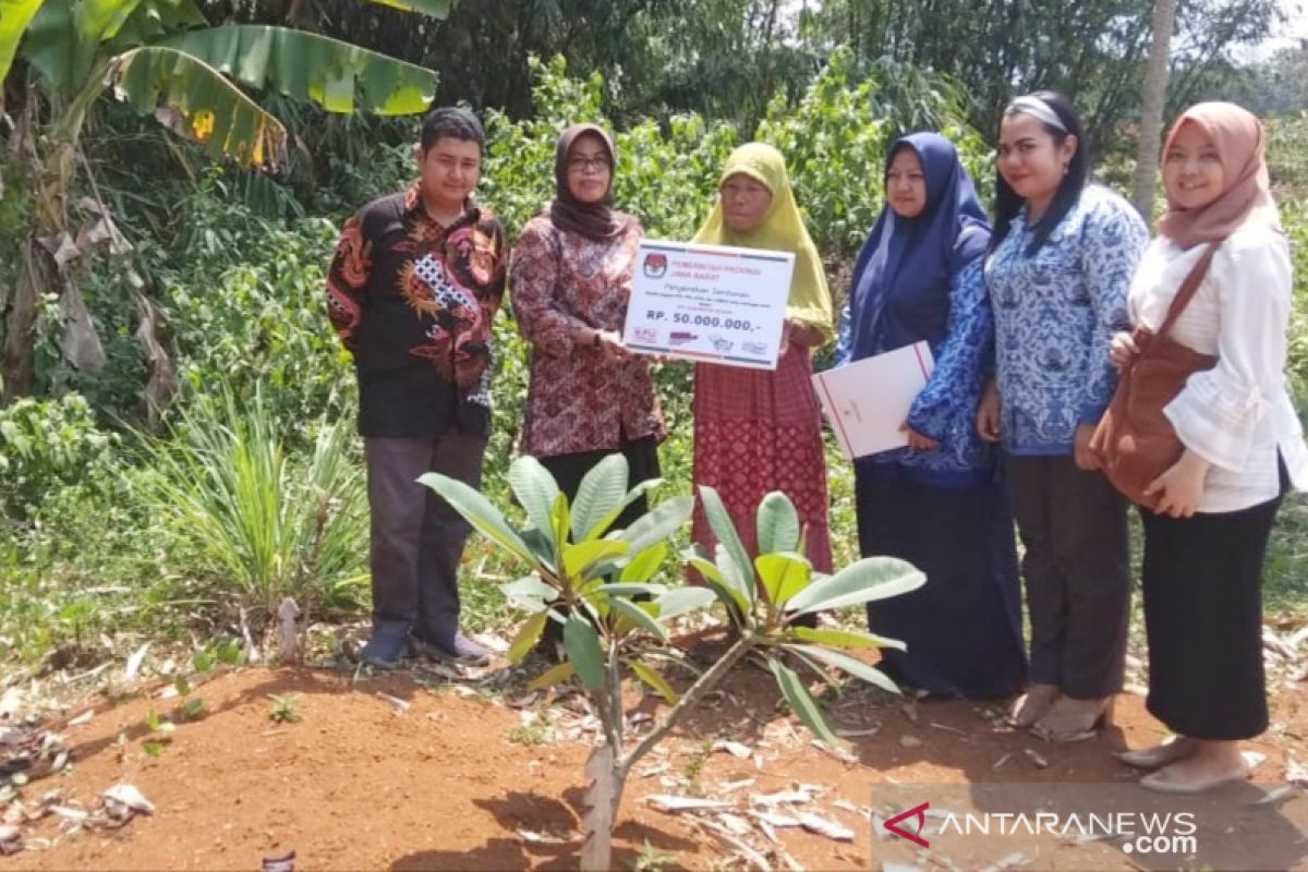 KPU Kabupaten Bogor santuni keluarga petugas pemilu 2019 meninggal dunia