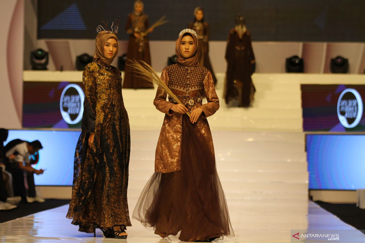 Peragaan busana batik jelang London  Fashion Week