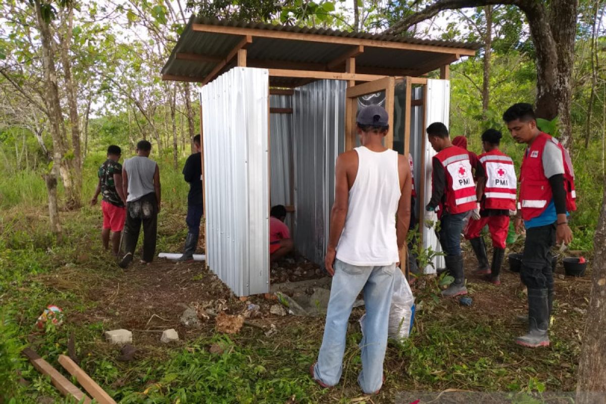 Tim WASH PMI membangun MCK untuk korban gempa Ambon