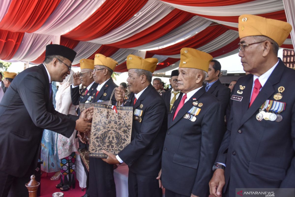 NTB berikan bingkisan kepada veteran pada Hari Pahlawan