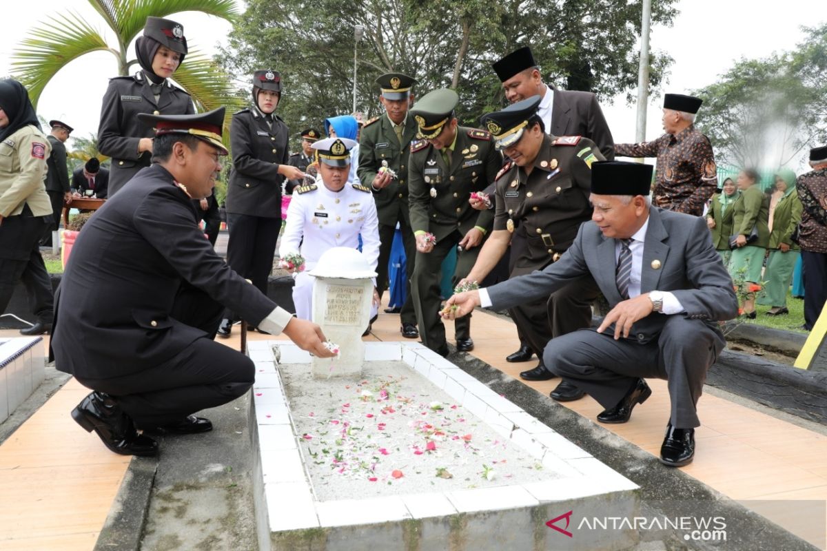 Bupati Asahan dan Forkompinda ziarah ke makam pahlawan