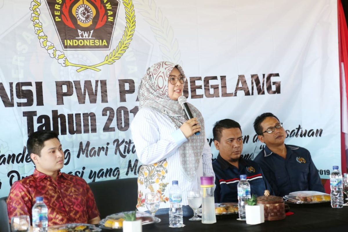 Bupati Irna dan anggota komisi I DPR RI  hadiri Konfercab PWI