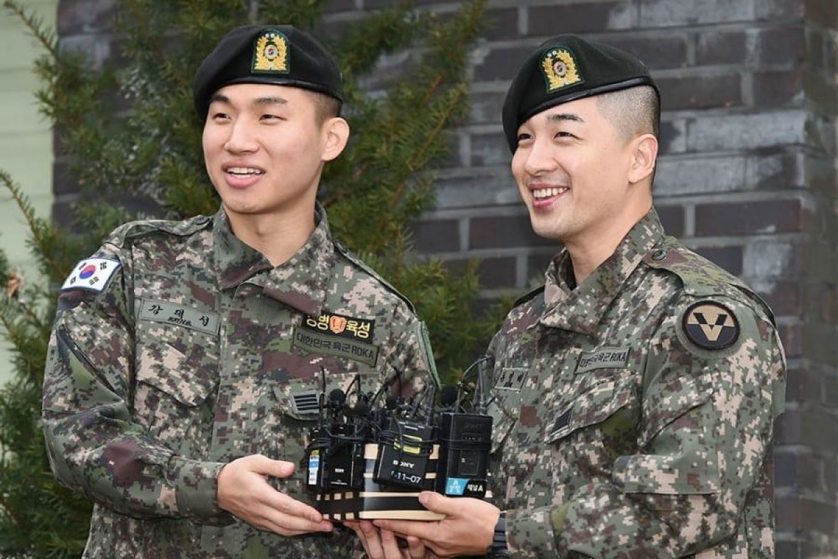 Taeyang dan Daesung BIGBANG kembali dari wamil