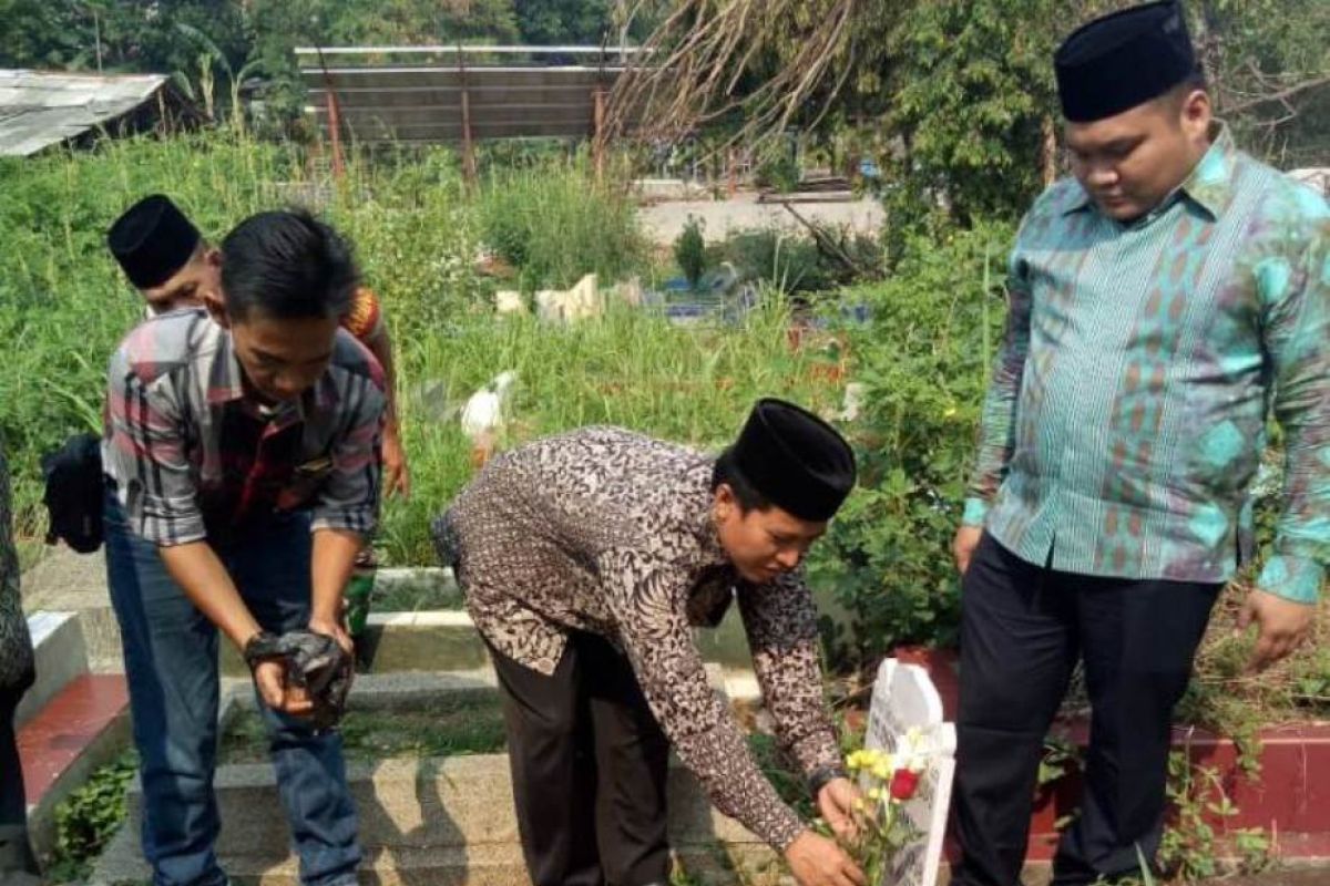 KPU Depok berziarah ke makam petugas KPPS meninggal saat bertugas