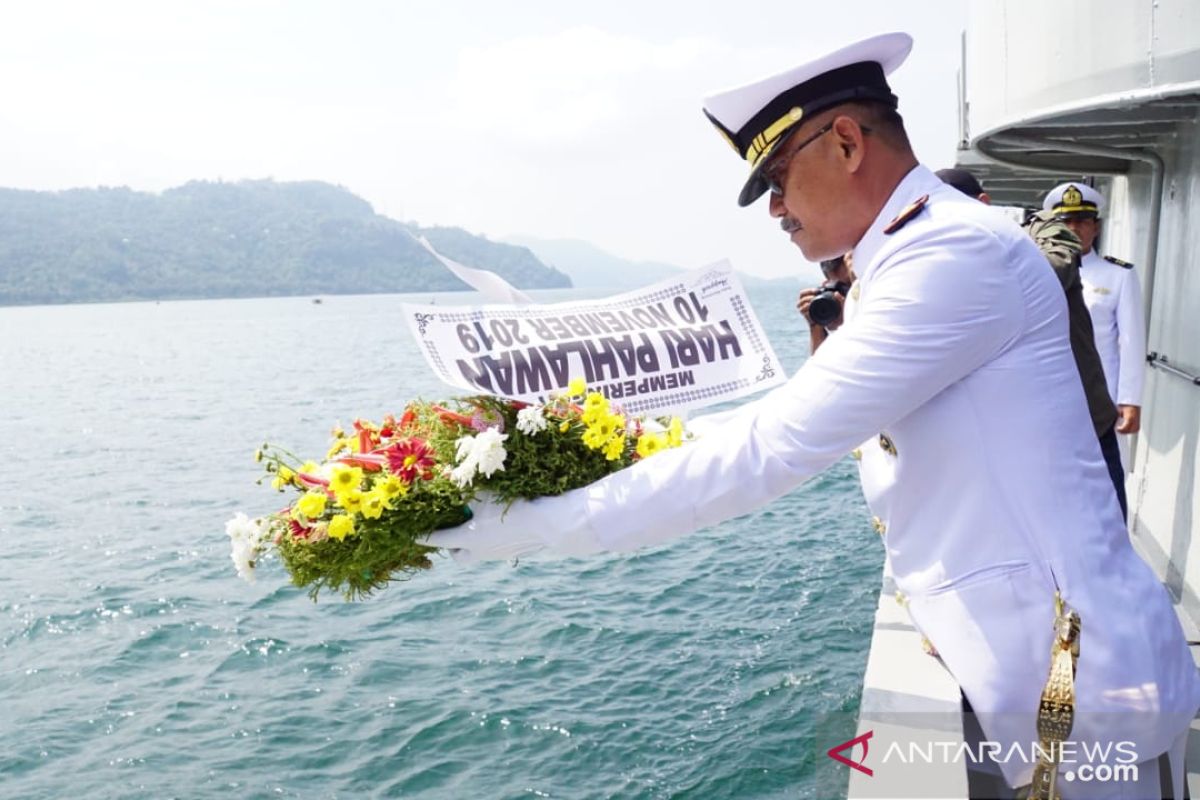 Lantamal II gelar upacara tabur bunga di Laut Padang peringati Hari Pahlawan