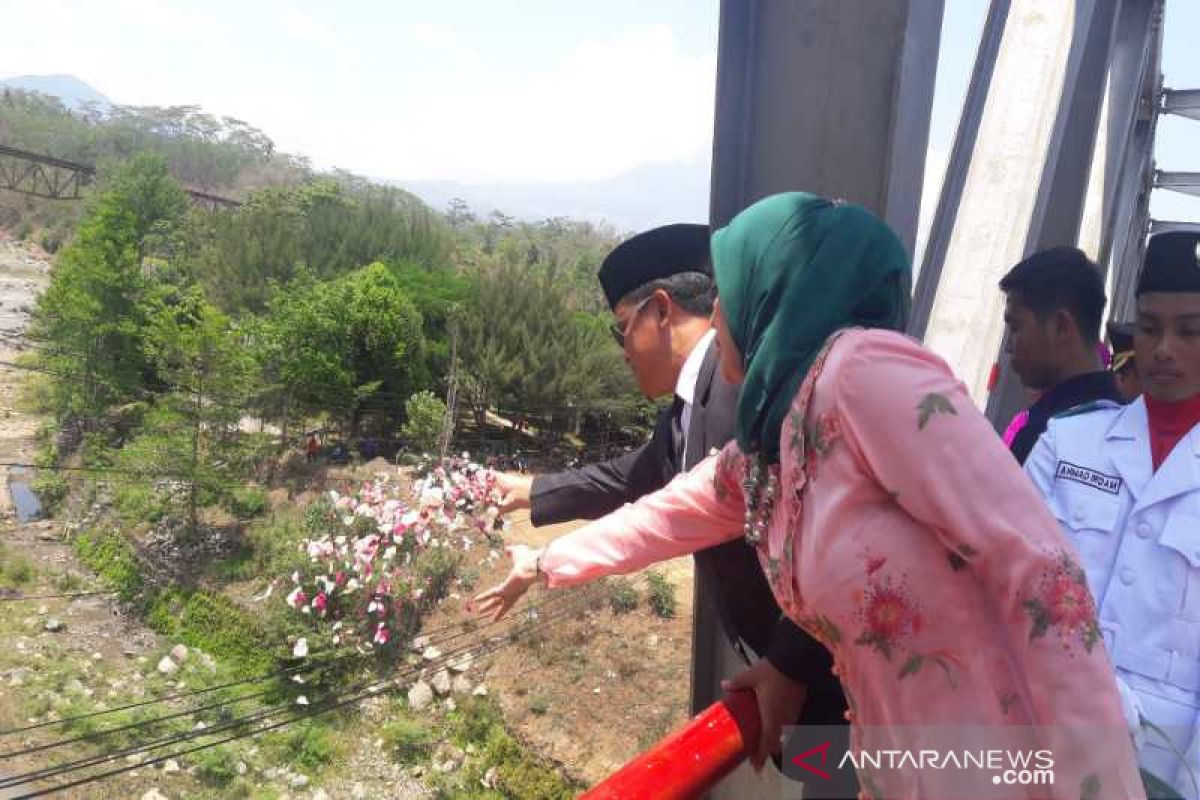 Hari Pahlawan, pejabat Temanggung tabur bunga di Jembatan Progo