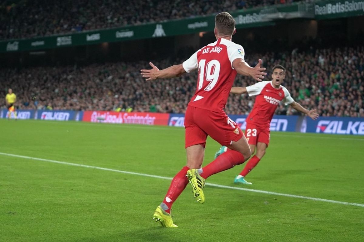 Sevilla tembus empat besar, menang di markas Betis