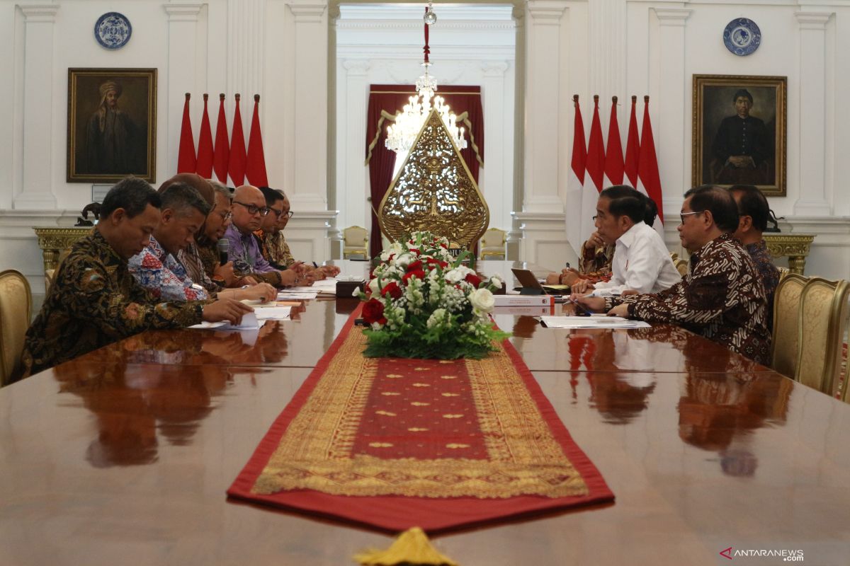 President receives KPU executive board members at Merdeka Palace