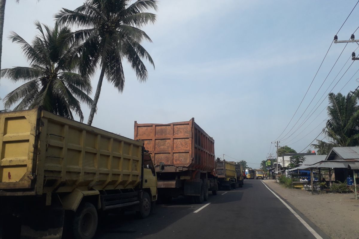 Solar langka di Pasaman Barat, antrean truk hingga satu kilometer