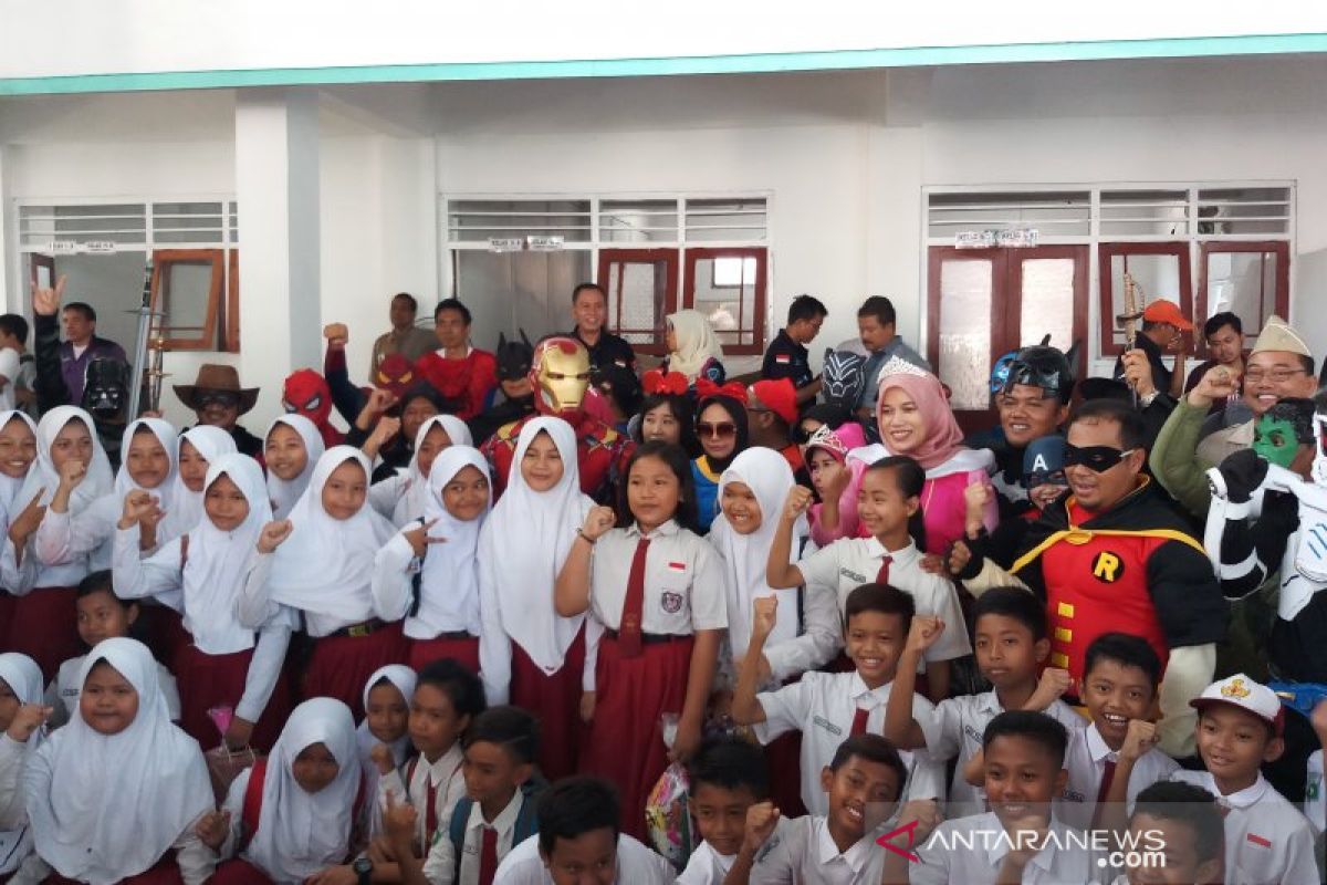 "Pahlawan super" hibur siswa sekolah ambruk Pasuruan