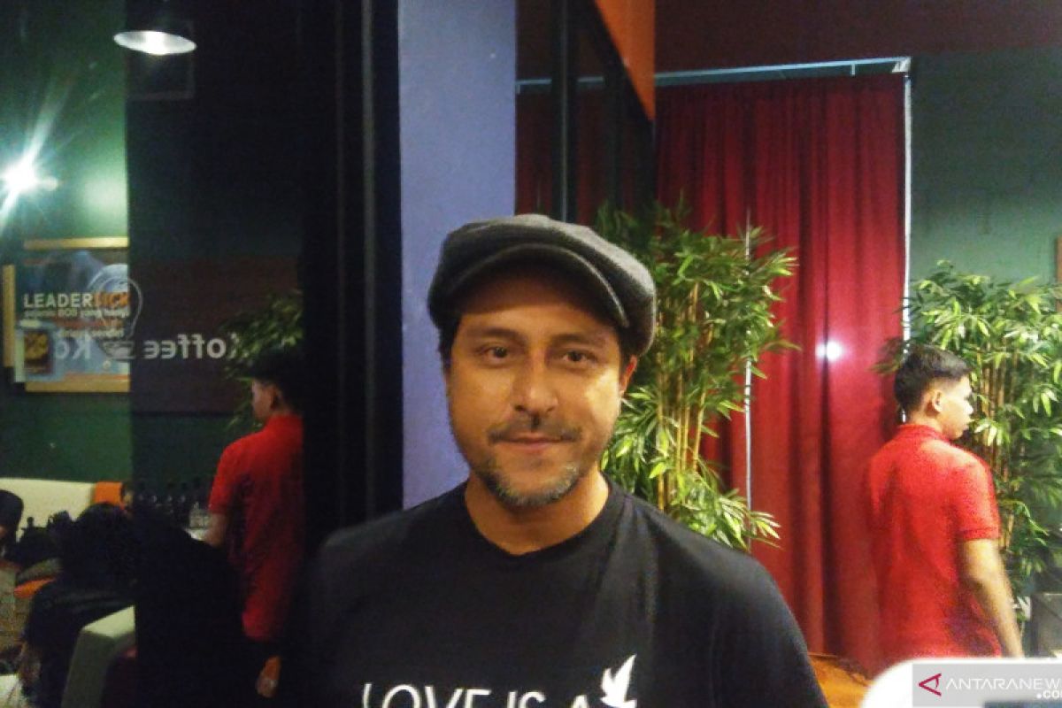 Bront Palarae eksplorasi rasa dalam "Love is A Bird"