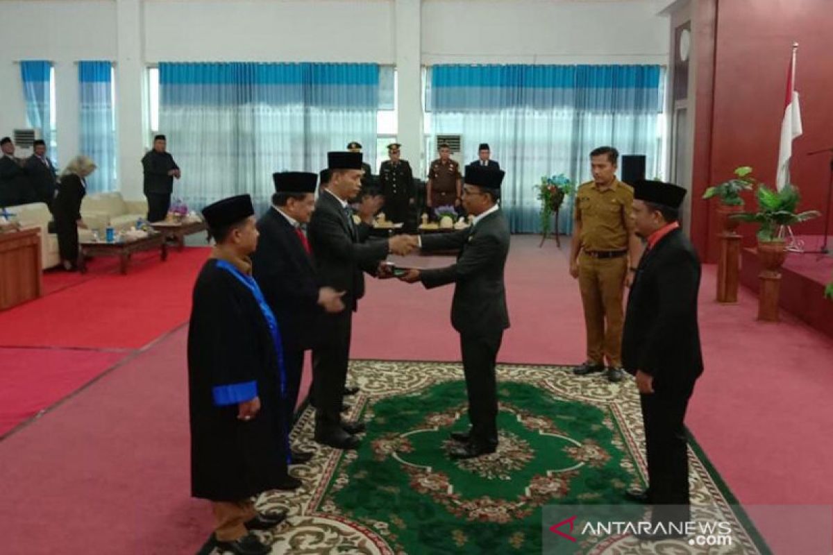 Eddy Parapat Ketua DPRD Labusel, Zainal dan Syahdian wakil ketua