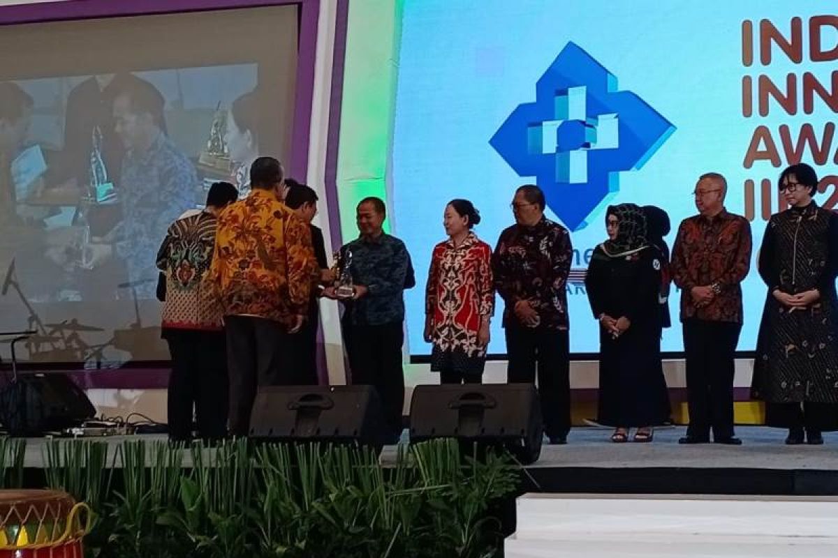 Bupati Bangka terima penghargaan Platinum Indonesia Healthcare Forum 2019