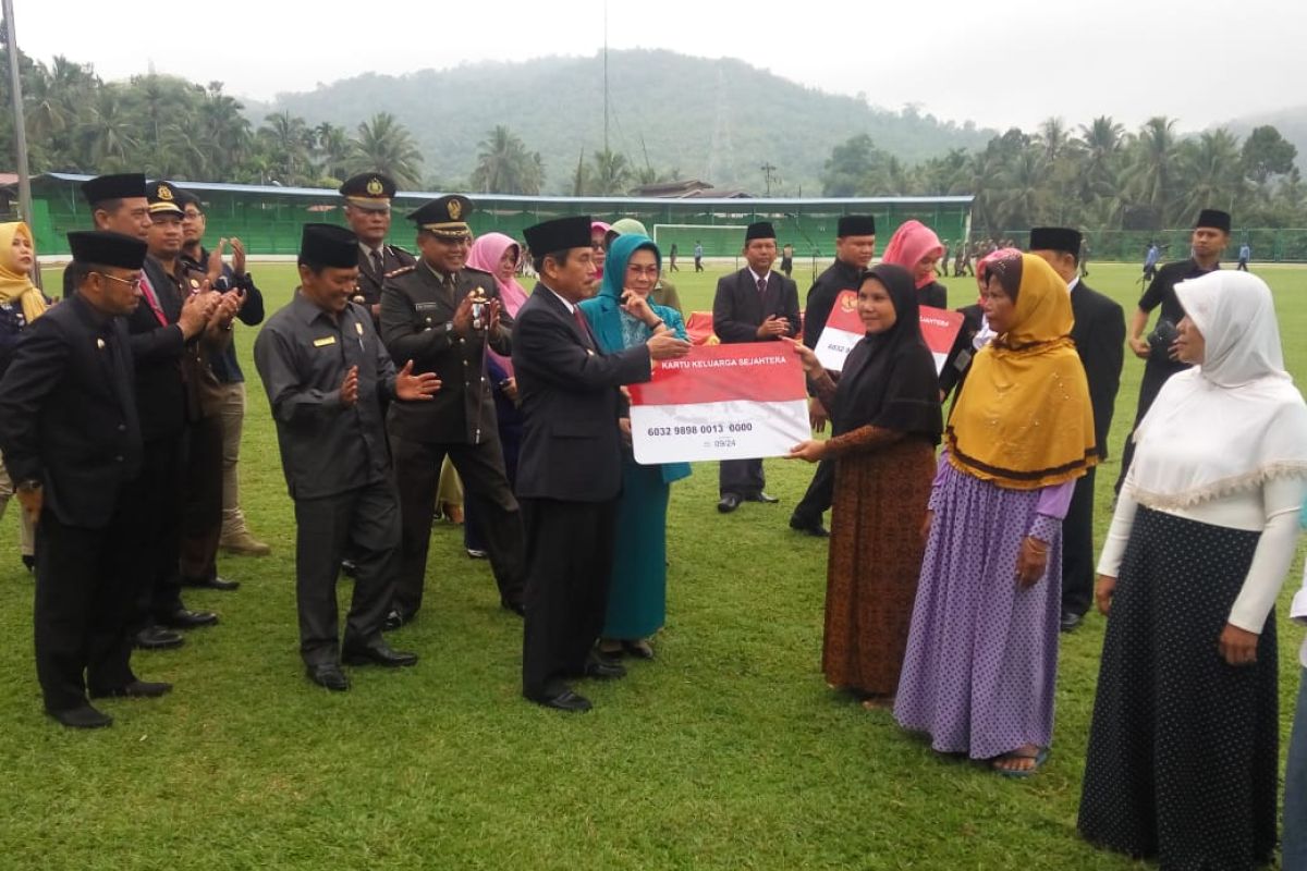 Bupati saksikan penerima BPNT gunakan kartu di e-warung