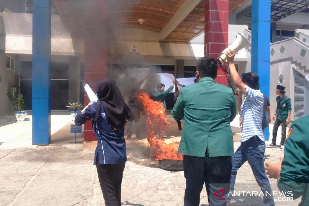 Mahasiswa UM Metro demo desak copot Dekan Fakultas Hukum