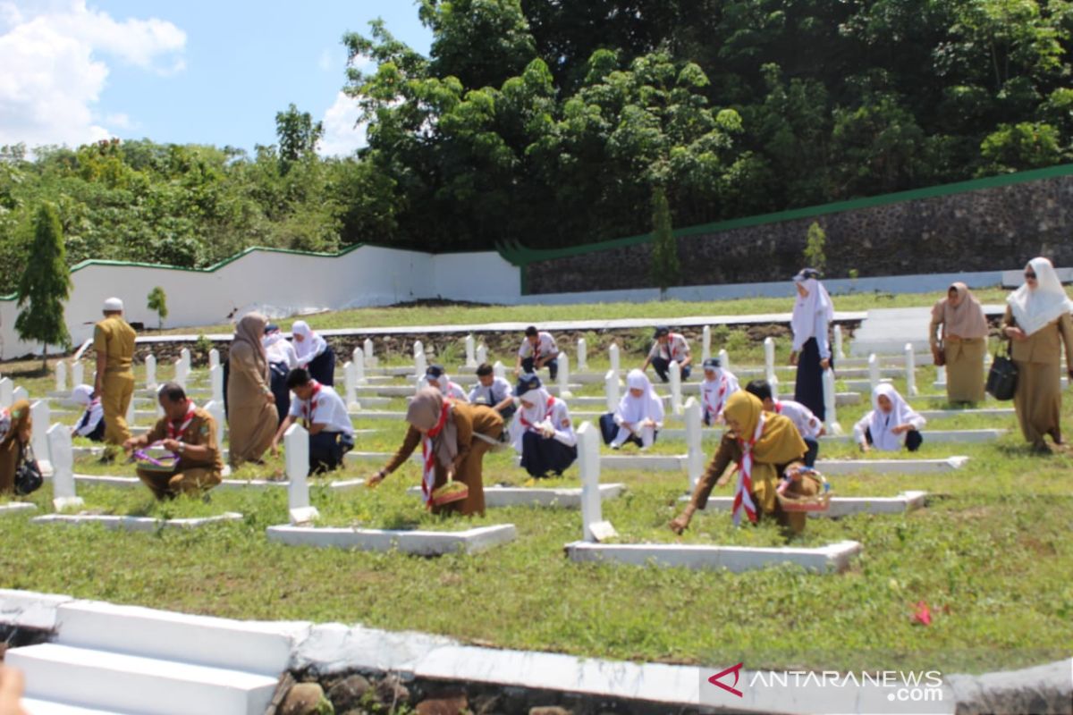 Tingakatkan jiwa kepahlawanan, pelajar SMPN 2 Rantau ziarah makam pahlawan