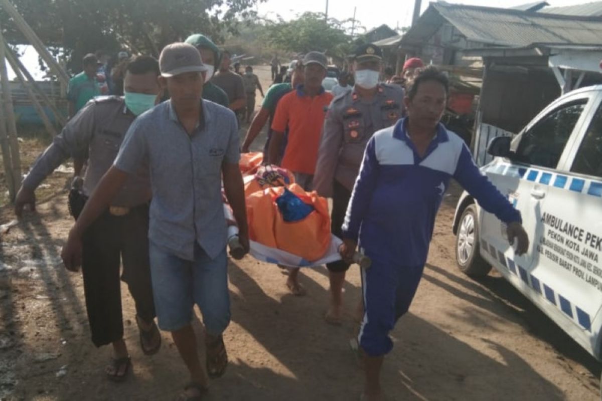 Nelayan Pesisir Barat temukan sesosok mayat di perairan Kota Jawa
