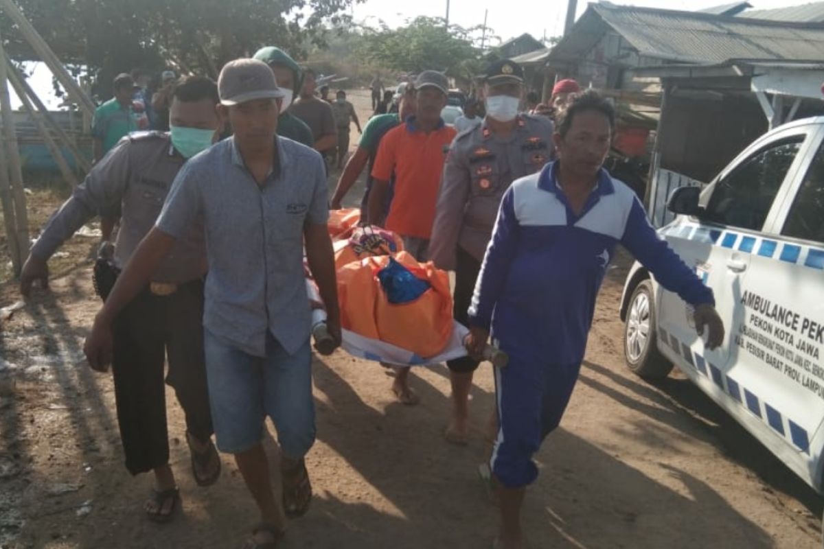 Nelayan Pesisir Barat Lampung temukan sesosok mayat di perairan Kota Jawa.