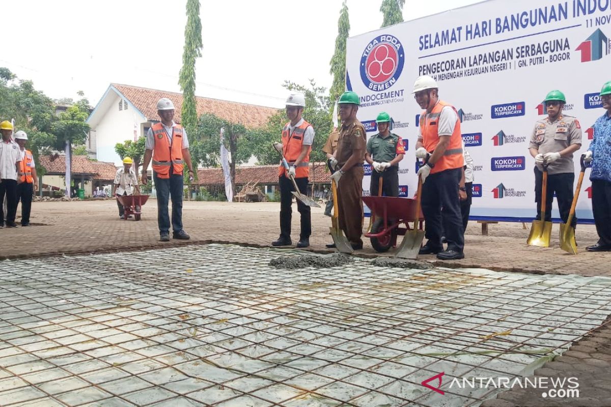 Hari Bangunan, Indocement renovasi lapangan sekolah di Bogor