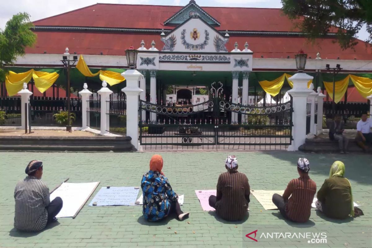 Lima PKL aksi "tapa pepe" di depan Pagelaran Keraton Yogyakarta