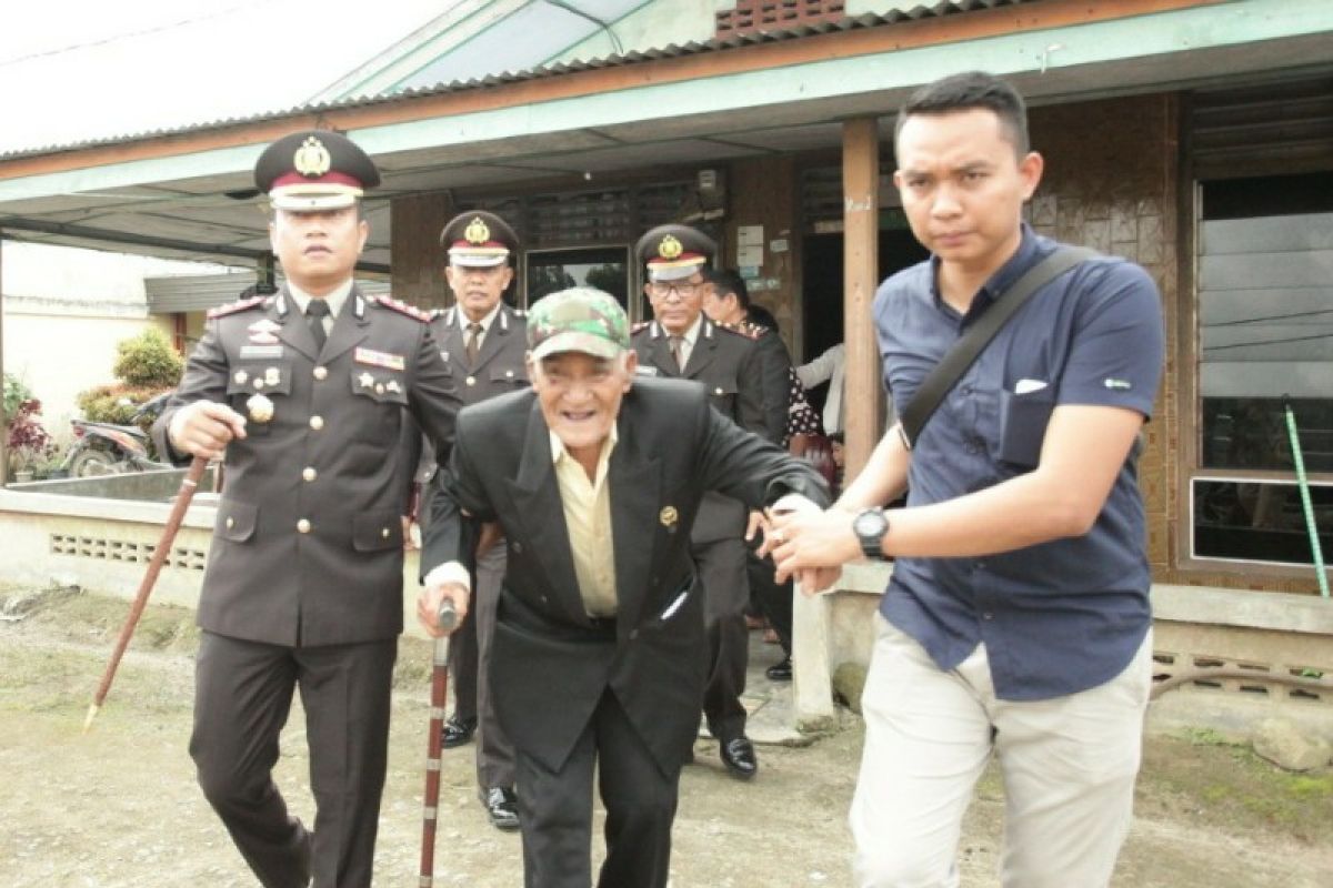 Sikap hormat Kapolres Simalungun untuk veteran di Hari Pahlawan