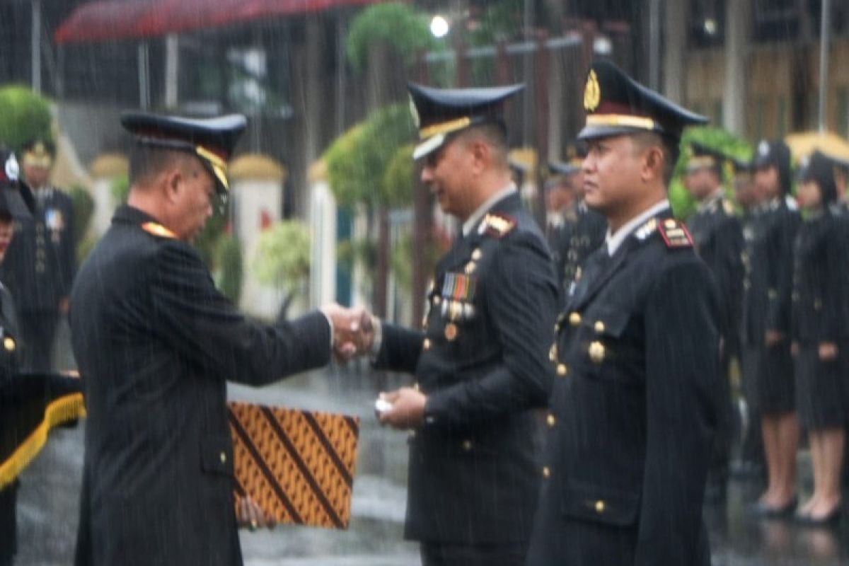 Tiga perwira di Polda Papua terima pin emas dari Kapolri