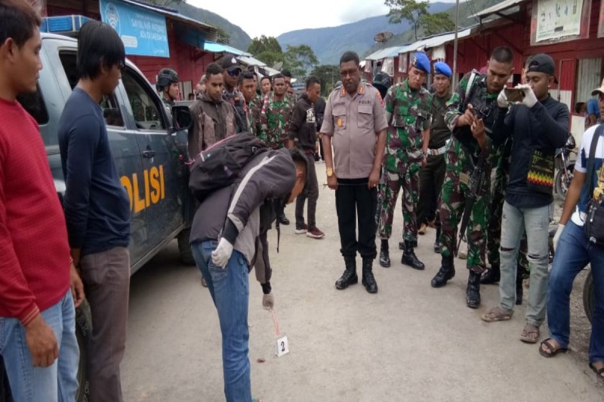 Polisi olah TKP kasus penganiayaan terhadap anggota TNI di Karubaga