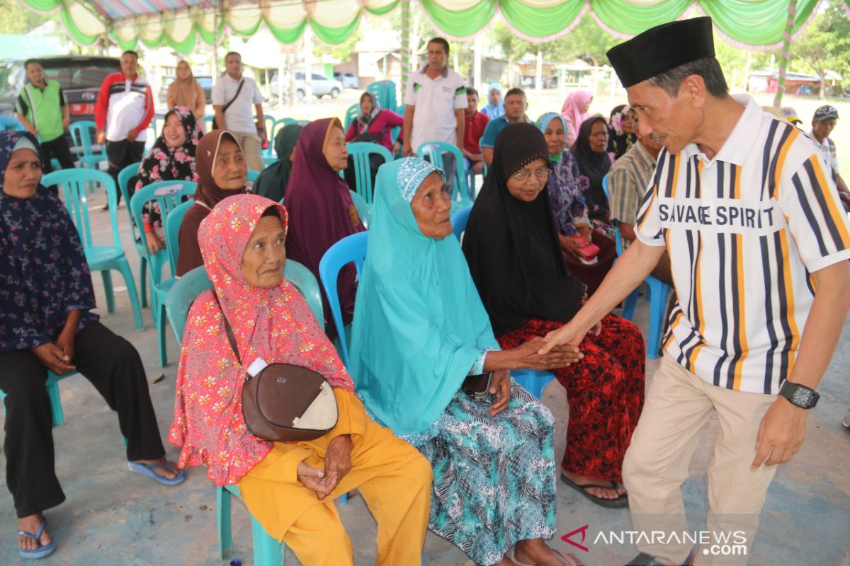 Bupati Gorontalo serahkan bantuan ke warga lansia