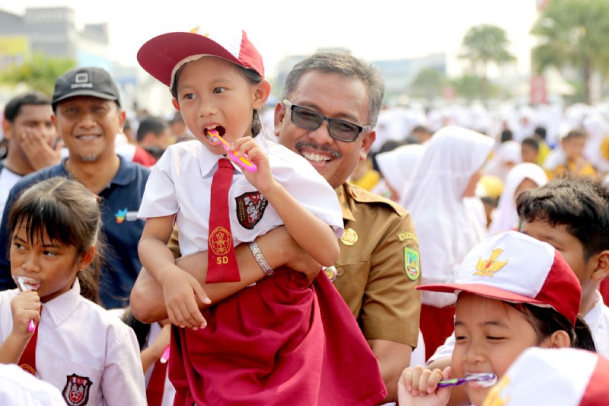 Batam pecahkan rekor Muri sikat gigi massal