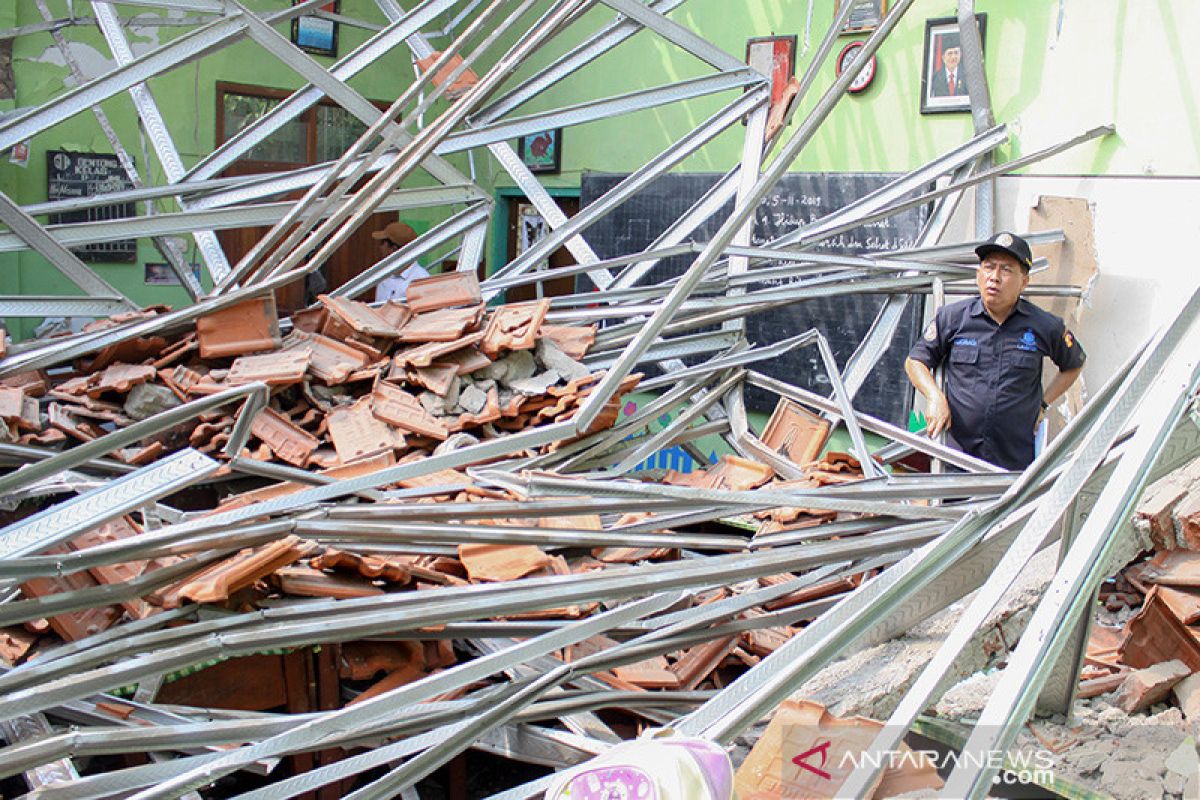 Siswa sekolah ambruk belajar sementara di Ponpes Al-Ghofuriyah