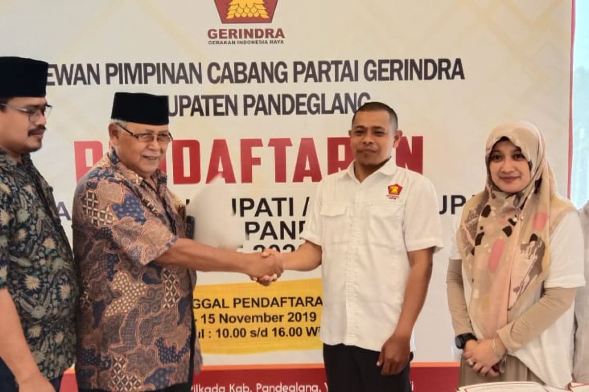 Timses Irna Narulita ambil formulir pendaftaran di DPC Gerindra Pandeglang