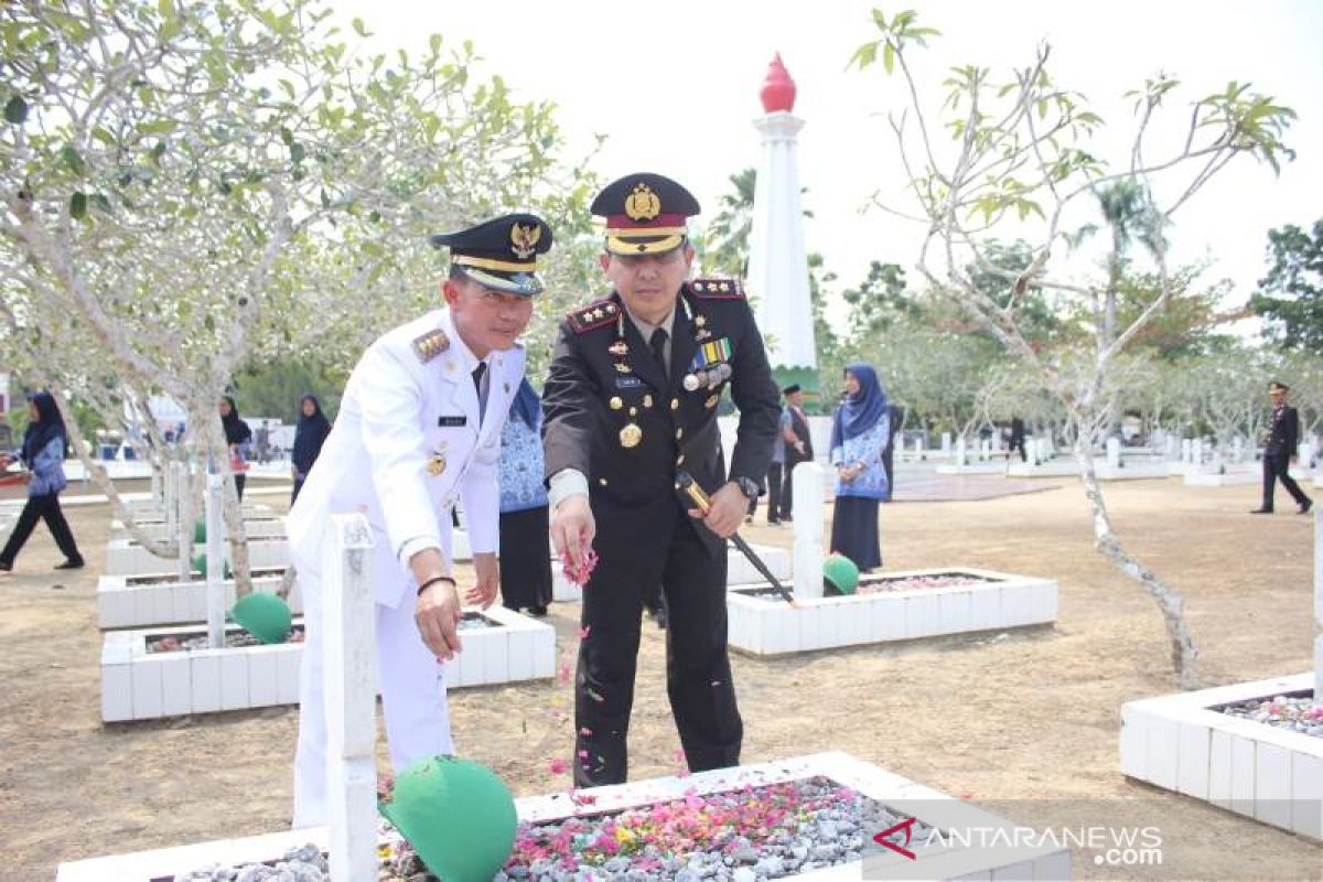 Peringati Hari Pahlawan, Mulkan tabur bunga di Makam Pahlawan