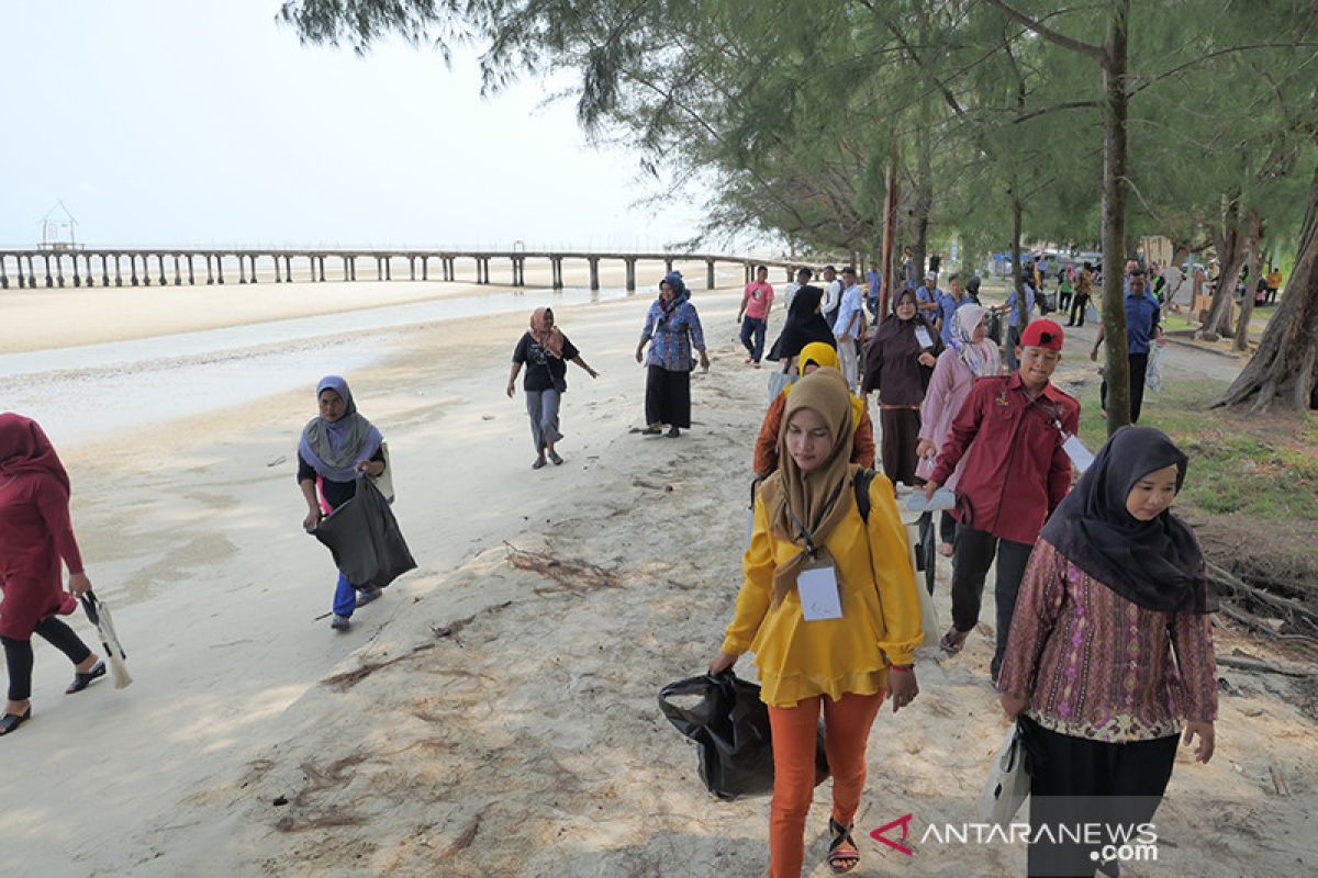 Warga Pulau Rupat bersihkan sampah plastik yang cemari objek wisata Pantai Tanjung Lapin