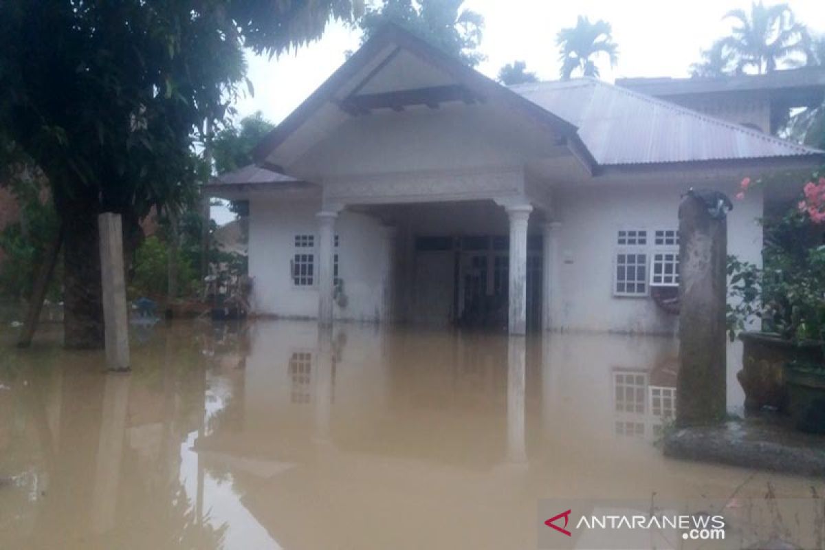 Puluhan kepala keluarga korban banjir Aceh Utara mengungsi