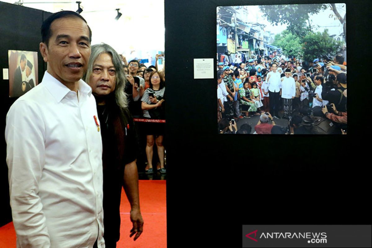 Jokowi tinjau pameran foto "Membangun Indonesia"