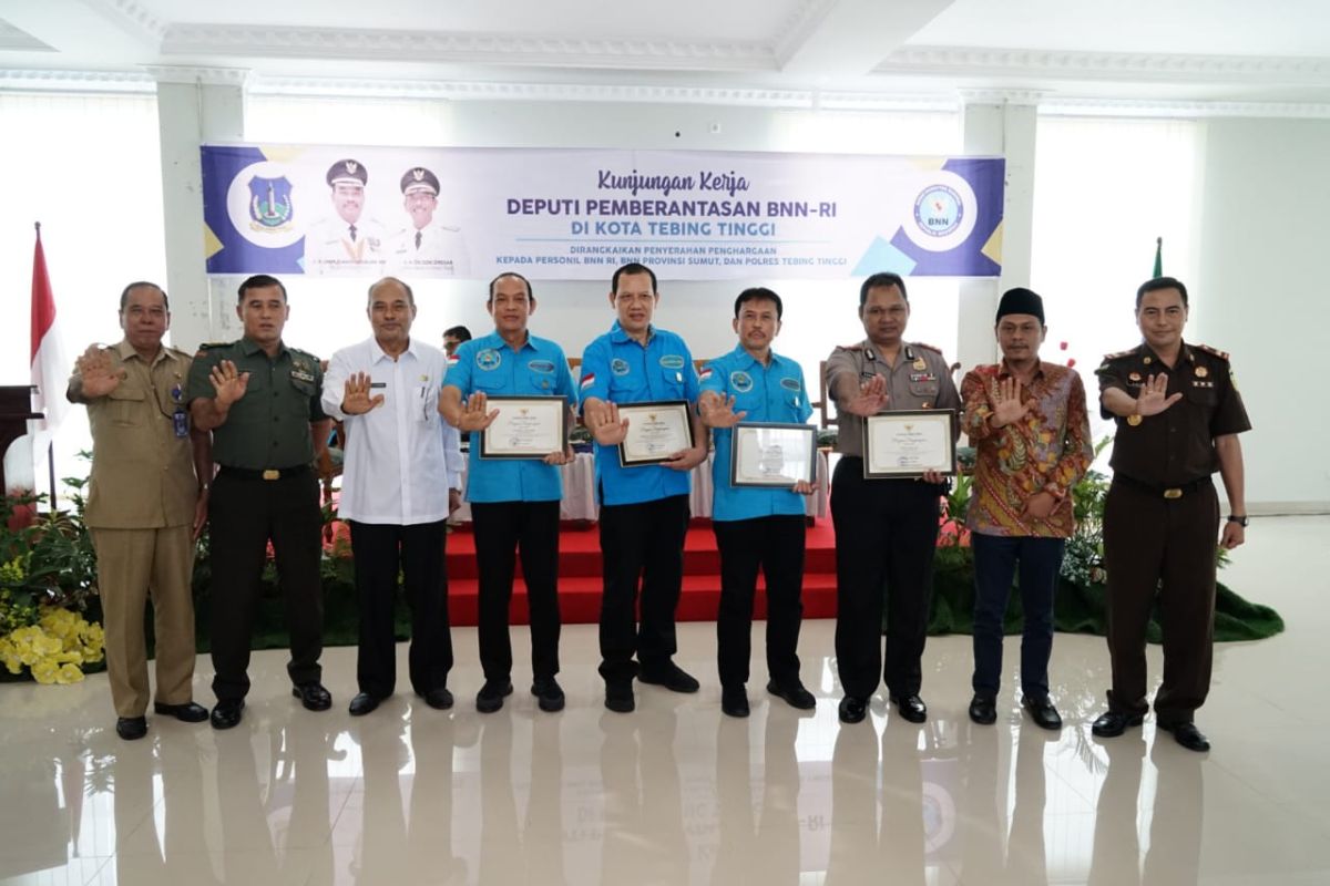 Wali Kota Tebing Tinggi berikan penghargaan kepada BNN dan Polres