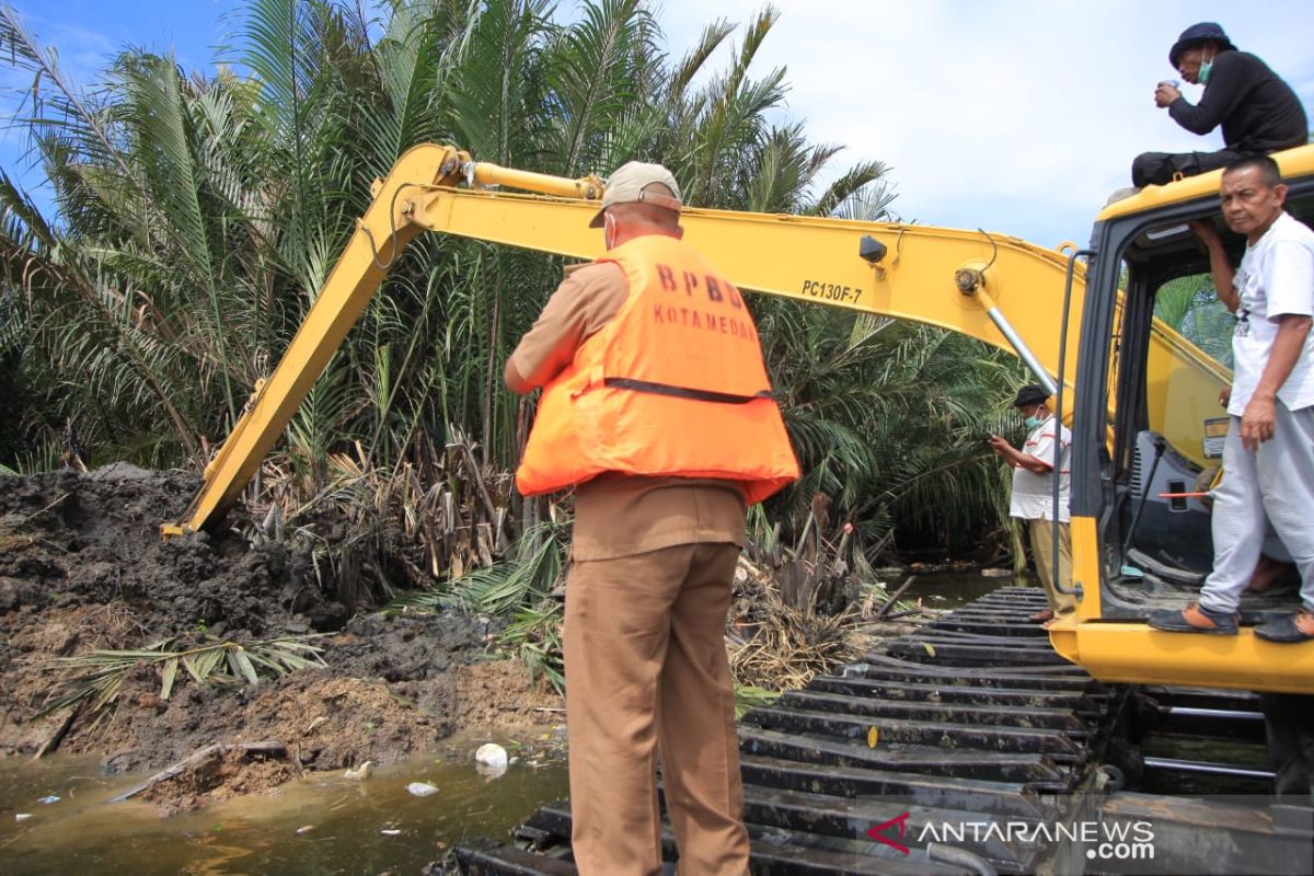 351 ekor bangkai babi di Danau Siombak dikubur massal