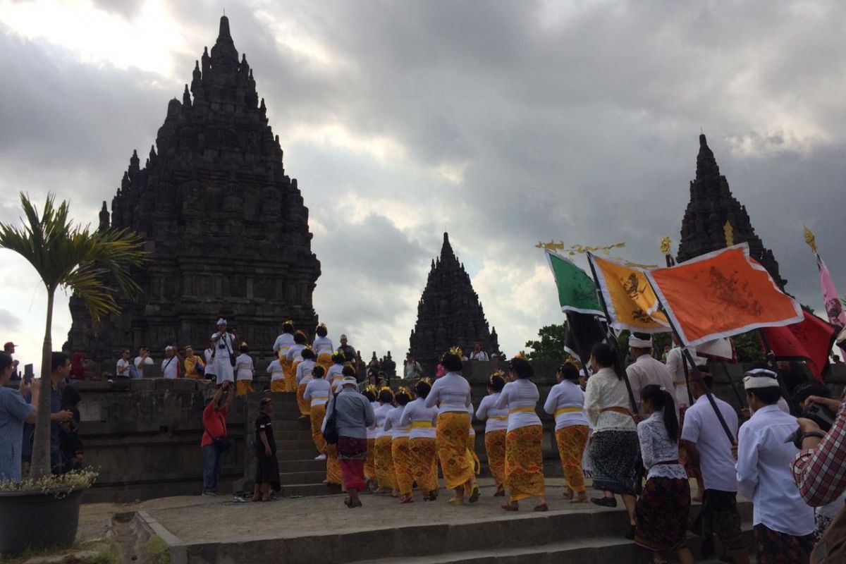 Sucikan Candi Prambanan, umat Hindu laksanakan Abhiseka