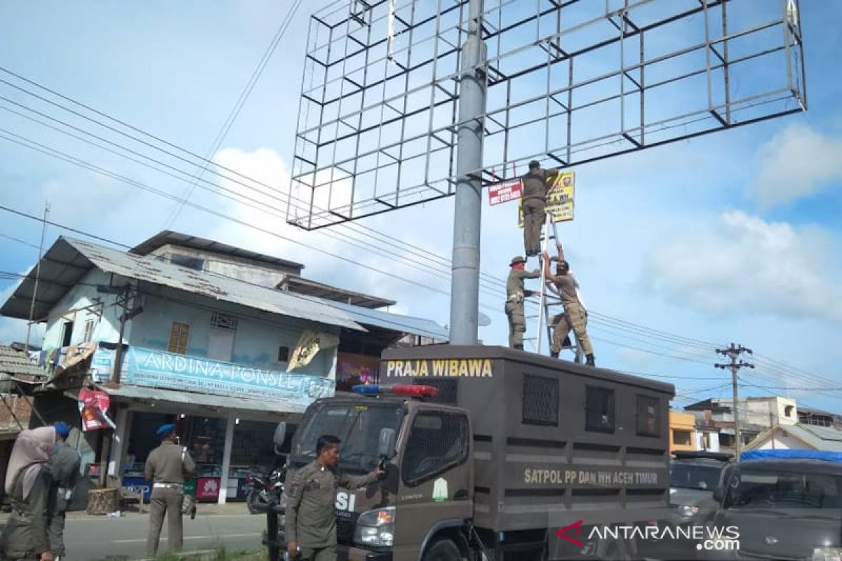 Satpol PP segel empat billboard ilegal di Aceh Timur