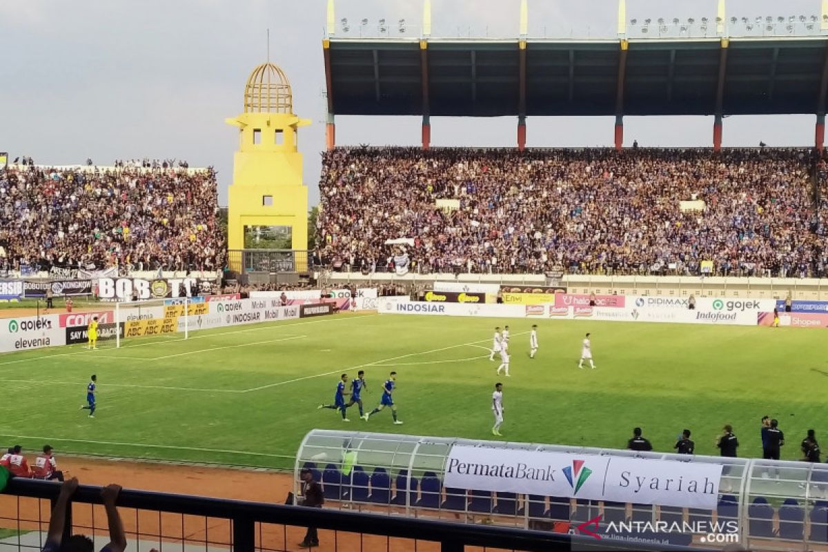 Tiga gol Persib ungguli Arema di babak pertama