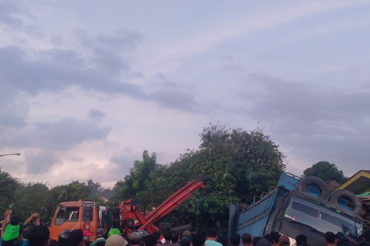 Truk bermuatan kacang mundur di tanjakan, satu orang tewas terjepit