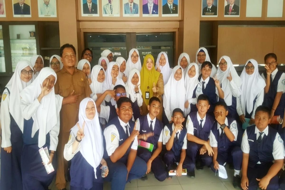 Puluhan pelajar SMPN 1 Sampit datangi DPRD Kotim