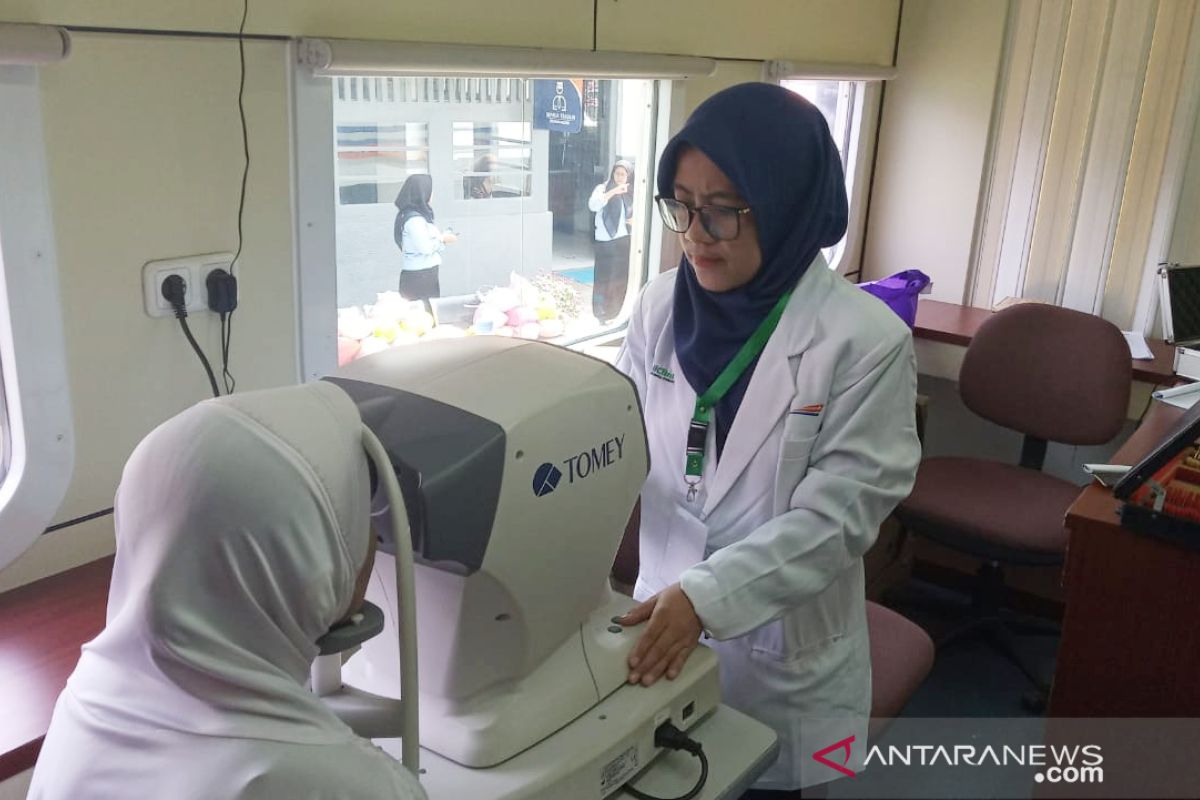 Kereta klinik beri pelayanan kesehatan gratis di Stasiun Cigombong