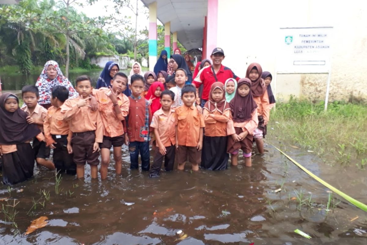 Kadis Pendidikan Asahan berikan motivasi kepada sekolah terkena banjir