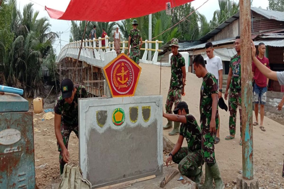 Satgas Kodim Inhil Membuat Tugu Tentara Manunggal Membangun Desa