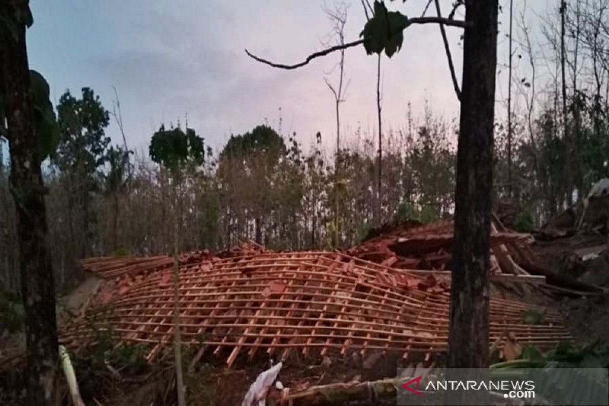 Angin kencang robohkan delapan rumah di Boyolali