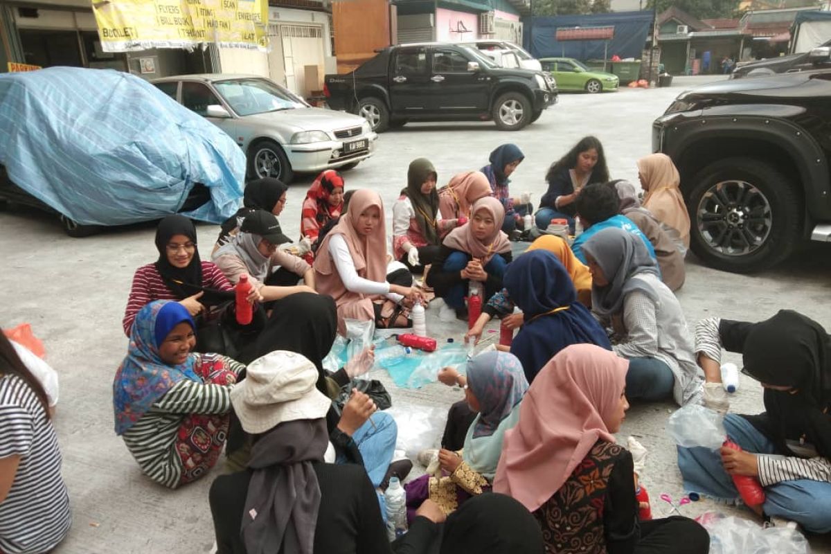 Komunitas Saudara1Negara ajarkan ecobrick di Kuala Lumpur