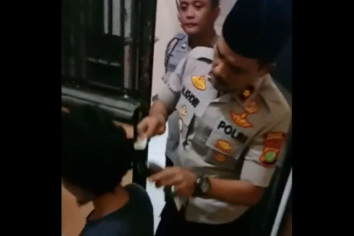 Kemarin, pohon kurma untuk trotoar Cikini hingga polisi cukur rambut