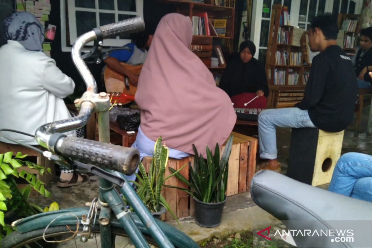 Ngopi Literasi di ruang baca  Rimba Bulan