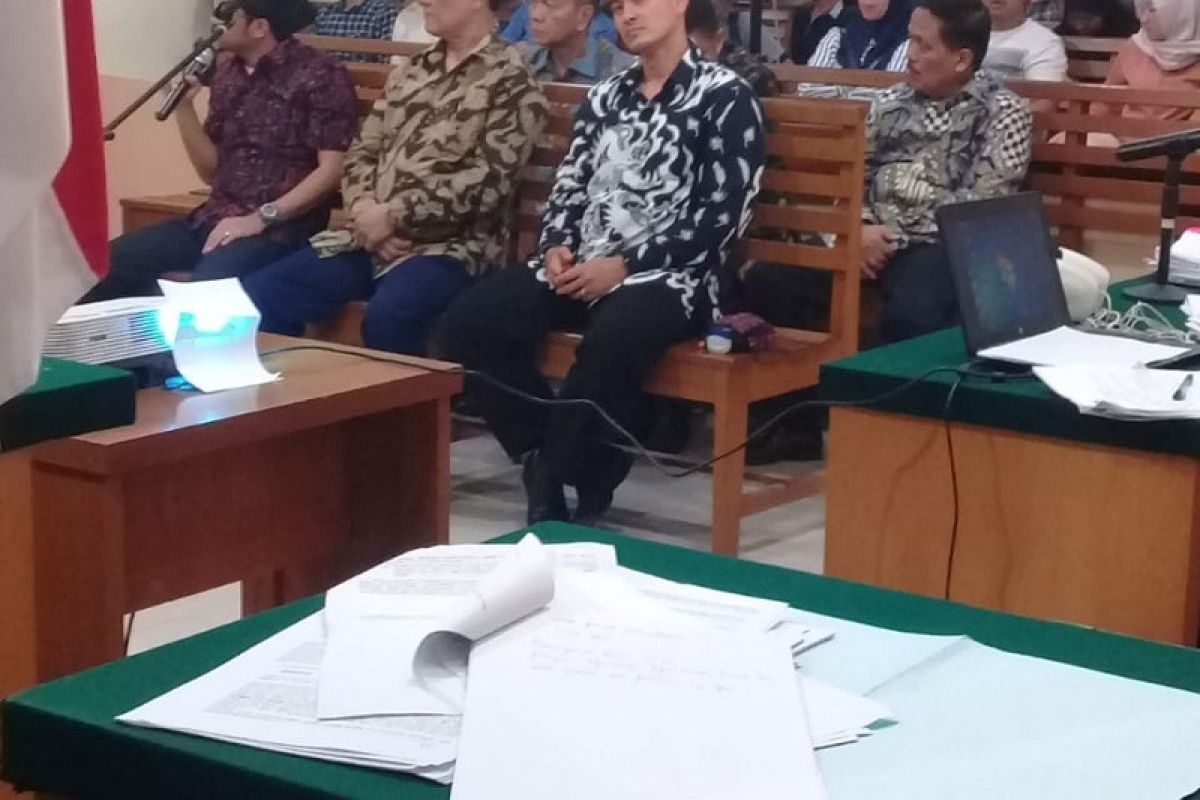 Zumi Zola beri kesaksian pada sidang suap pengesahan RAPBD